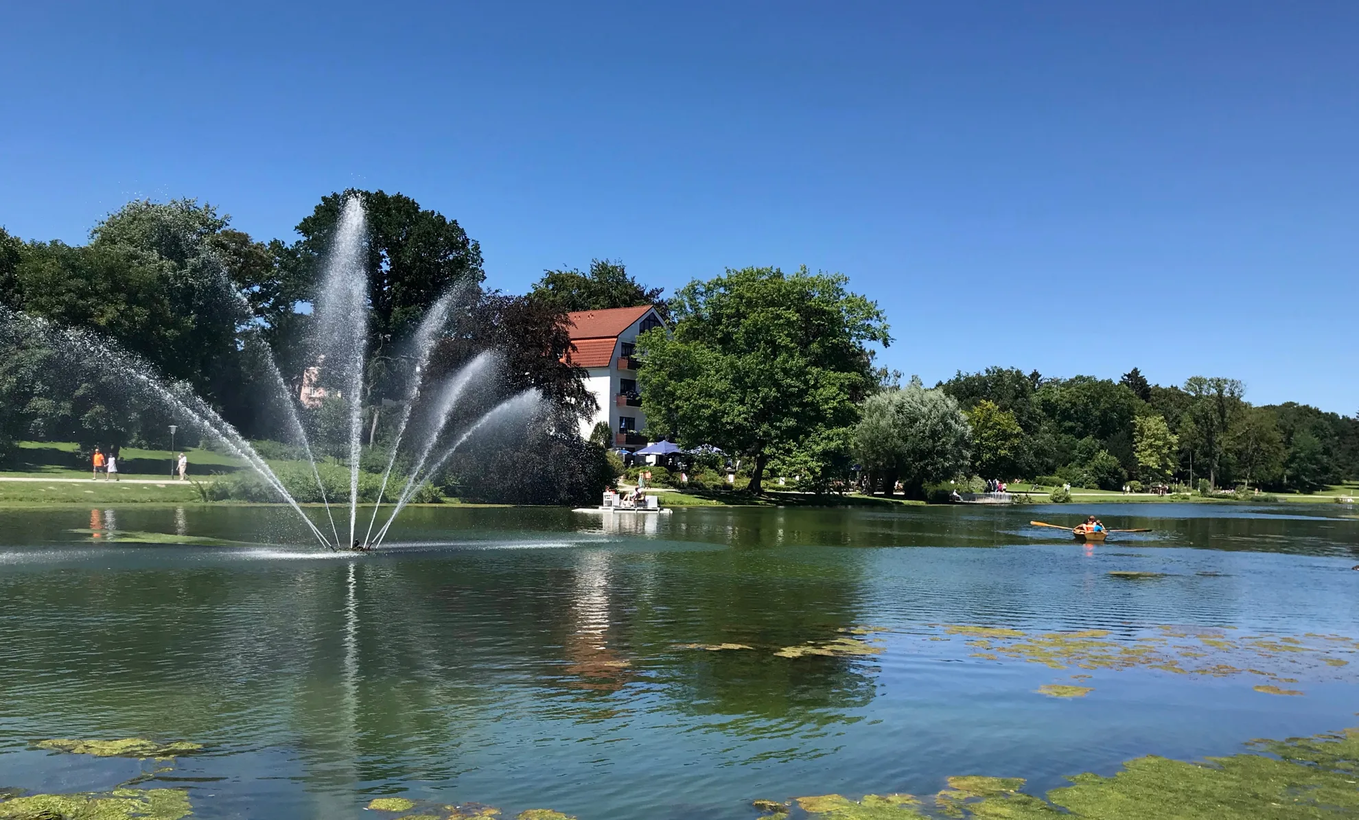 Kurparksee mit Fontäne im Kurpark von Bad Salzuflen